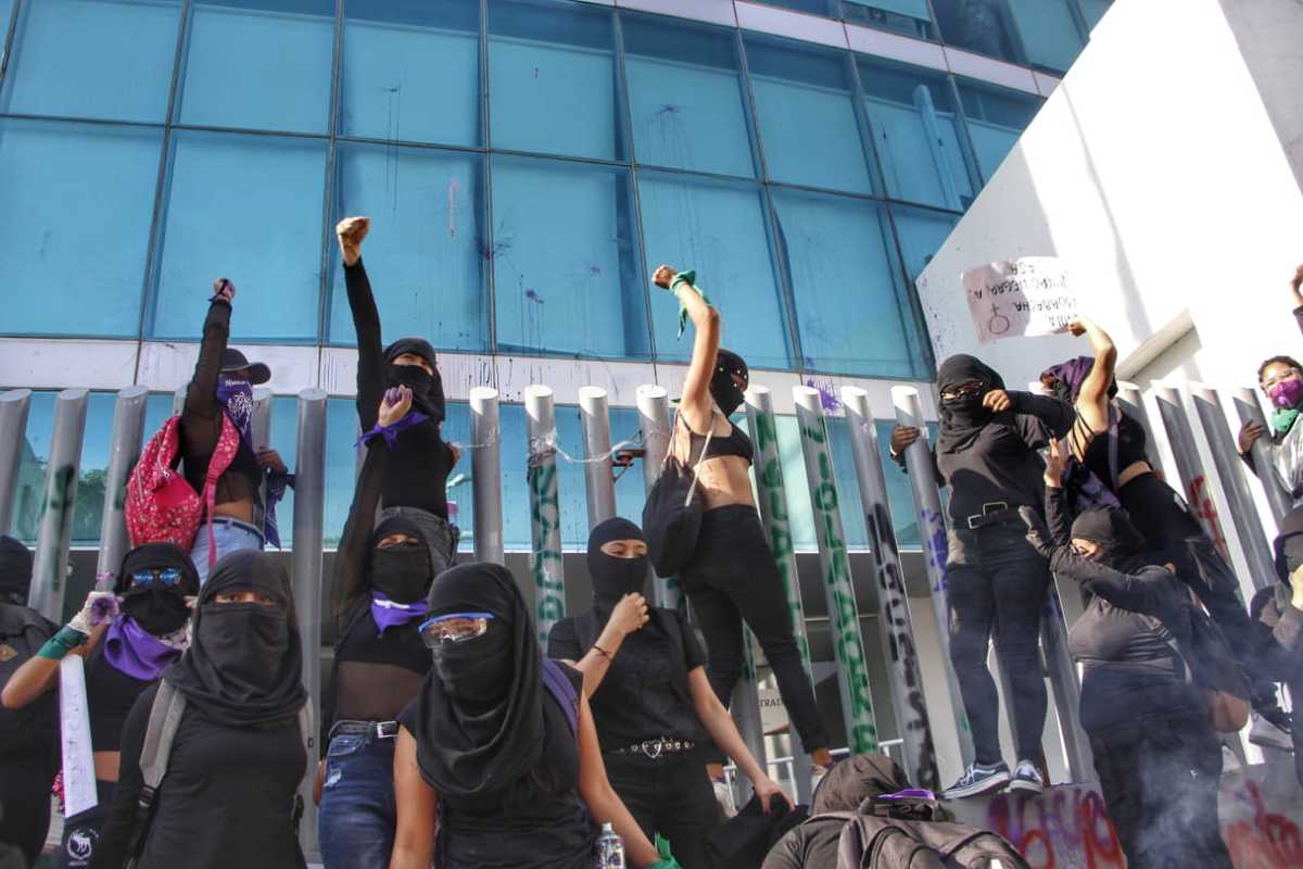 Feministas exigen justicia a las afueras de la FGE. (Melanie Torres)