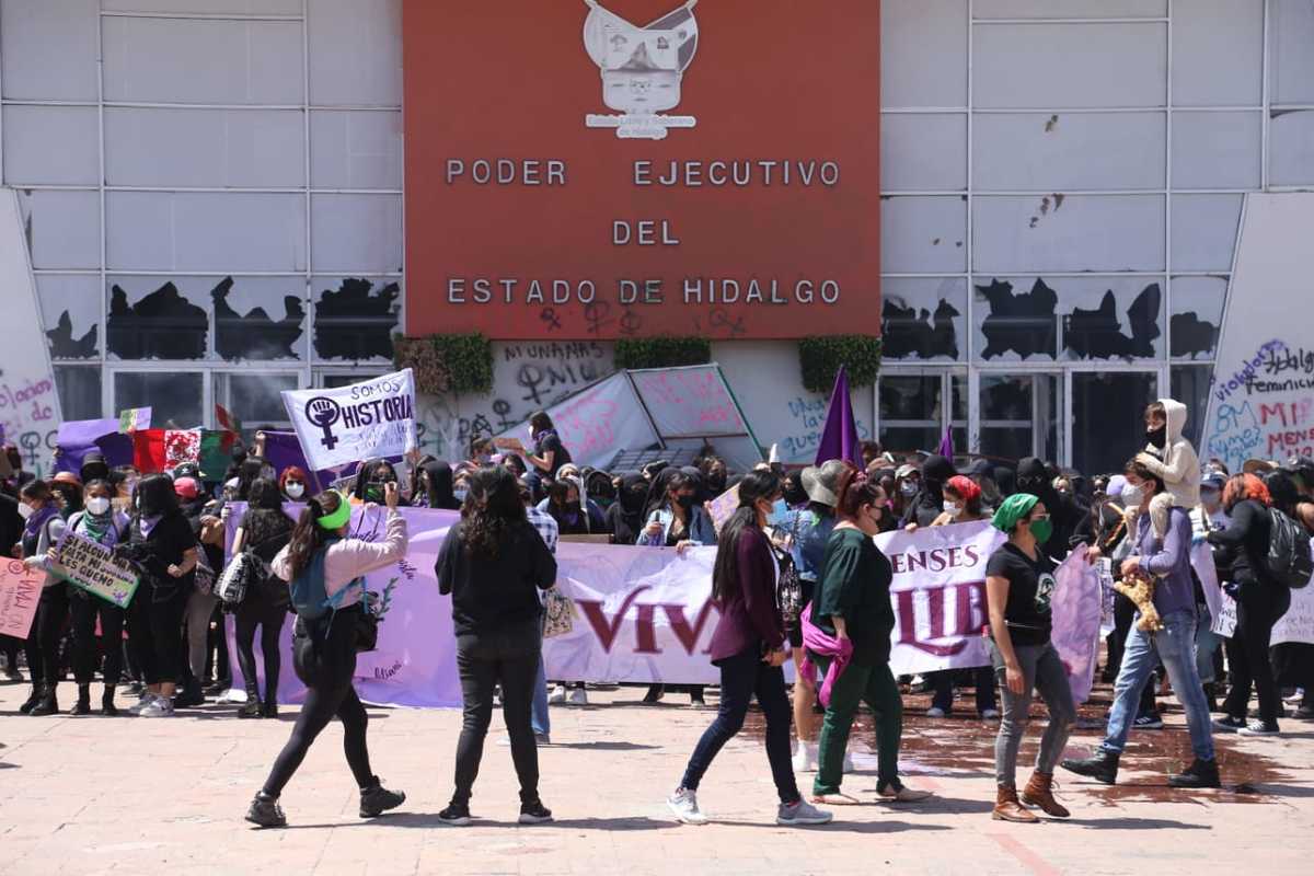 Feministas llegaron al Palacio de Gobierno ubicado en Pachuca, donde realizaron diversas actividades. (Jorge Sánchez)