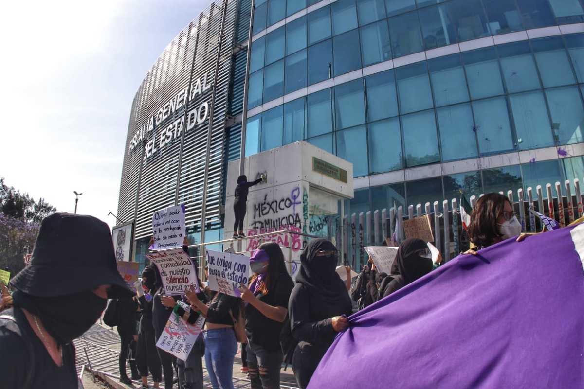 Feministas  se manifiesta afuera de la FGE. (Melanie Torres)