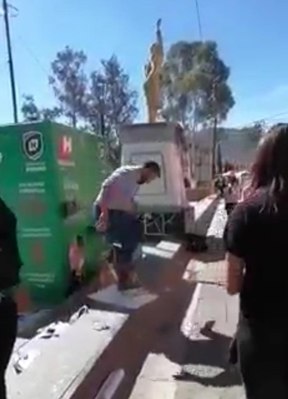 Hombre rompiendo carteles de la colectiva que se encontraba protestando pacíficamente. (Cortesía)