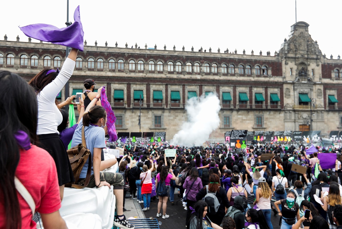 Las manifestaciones por el Día Internacional de la Mujer en CdMx se están concentrando en el Zócalo capitalino. (Reuters)