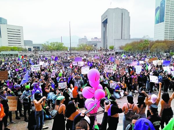 La marcha avanzó por todo el centro de la ciudad y finalizó en la Explanada de los Héroes. RAÚL PALACIOS Y CAROLINA LEÓN