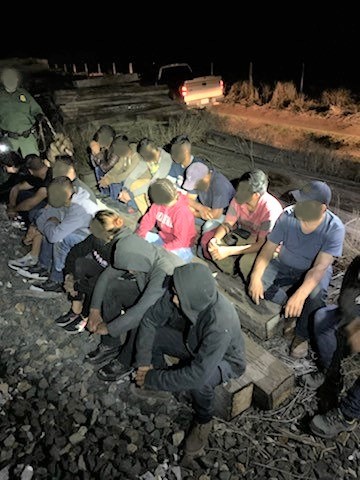 Los migrantes fueron detenidos dentro de un contenedor de tren en una revisión de rutina. (Especial)