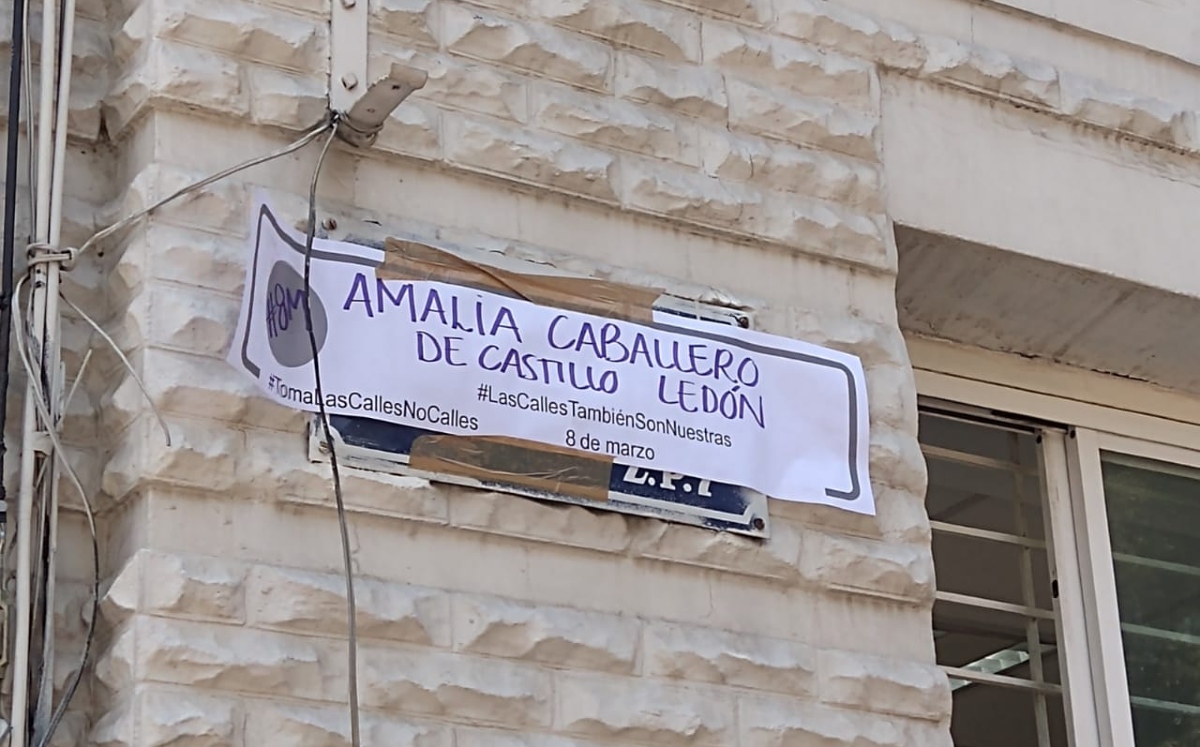 Modifican placas de calles de CdMx con nombres de víctimas de violencia de género. (César Velázquez)