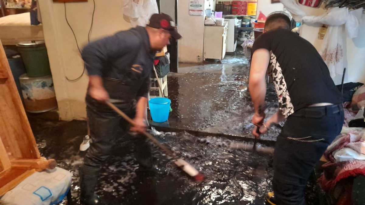 El presidente municipal de Tultepec, realizó un recorrido por la colonia, donde dijo que solicitará a la Conagua que se cambié el acueducto. (Especial