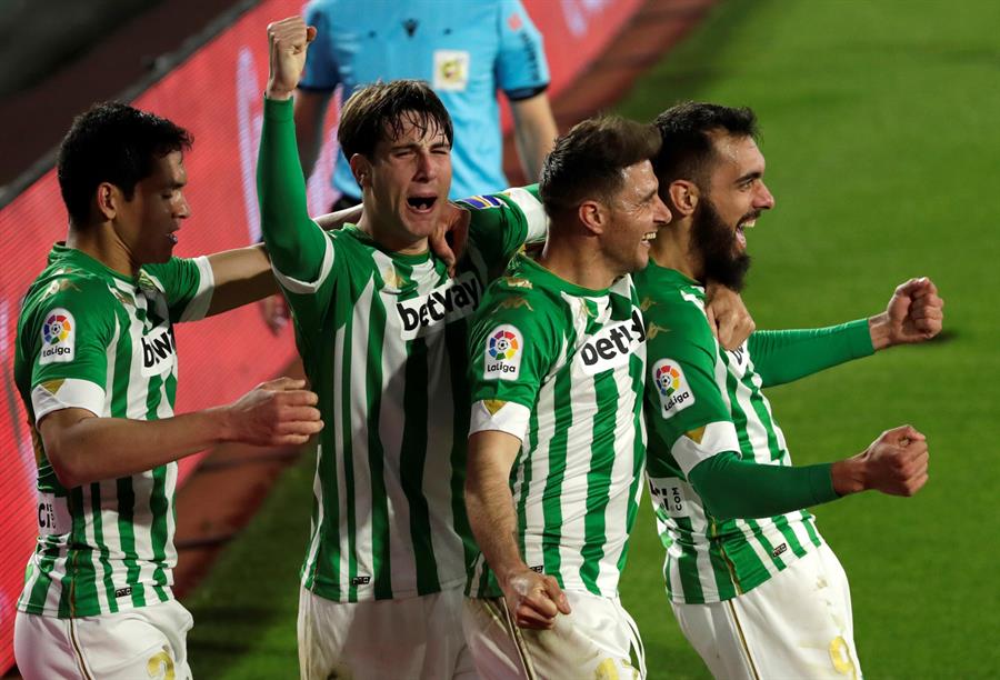 Real Betis se acerca a la zona Champions League tras remontar al Alavés (EFE)