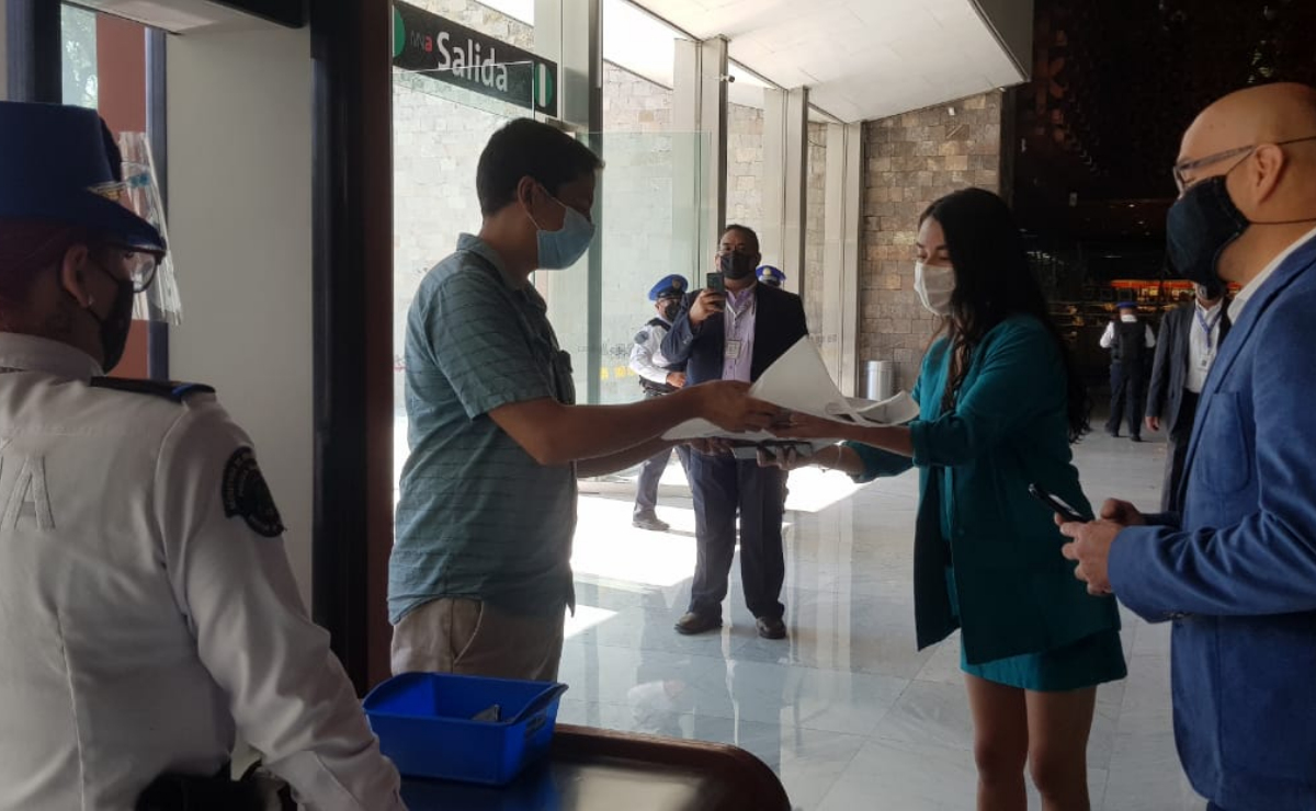La aplicación de desinfectante y toma de temperatura son requisitos para recorrer las 22 salas del museo. (Cortesía: INAH)