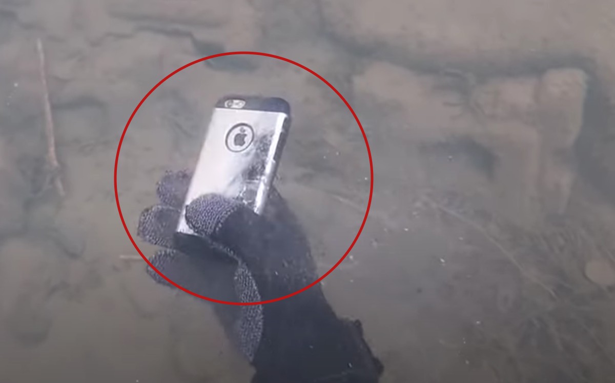 Buzo encontró un iPhone 11 en el fondo de un lago y aún funcionaba. (Captura)