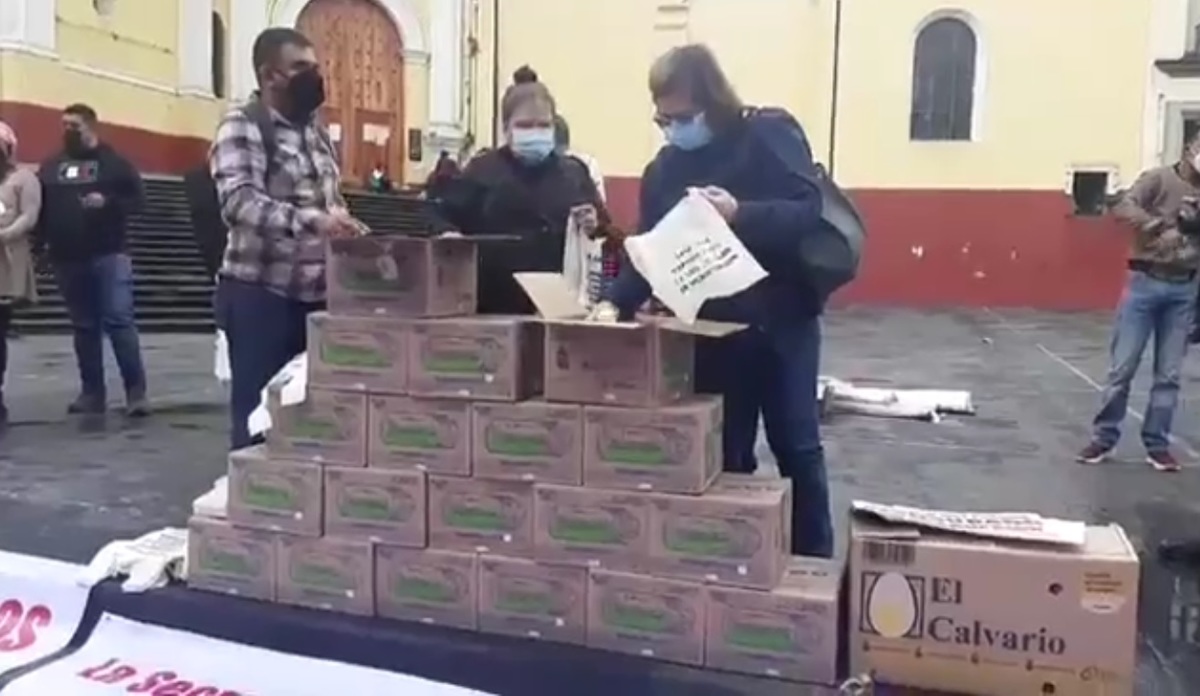 Dueños de verificentros entregaron una bolsa con huevos al al gobernador del estado, Cuitláhuac García Jiménez. (Especial)