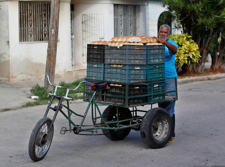 El pan es uno de los alimentos de primera necesidad en Cuba. | EFE