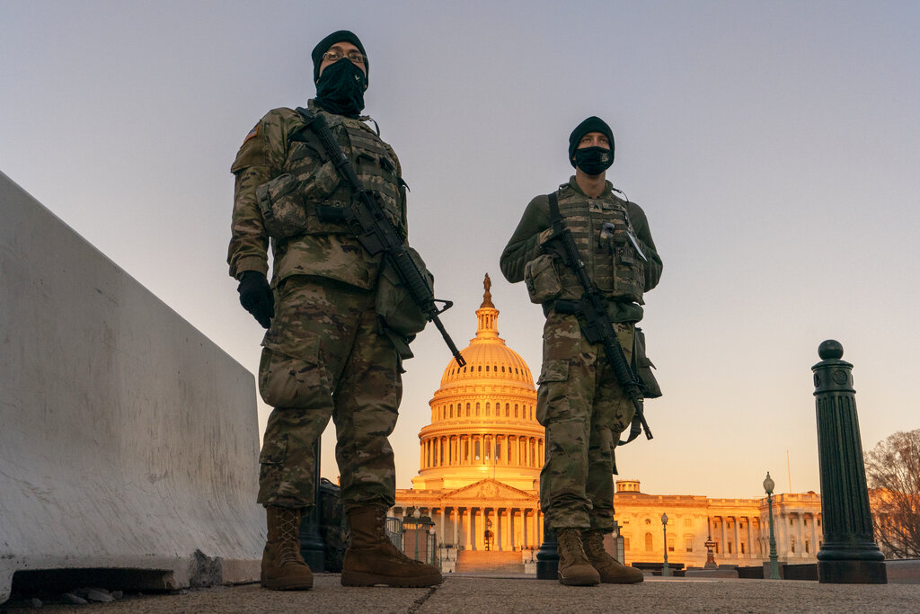 Elementos de la Guardia Nacional de EU resguardan las entradas al Capitolio en Washington D.C.. (AP)