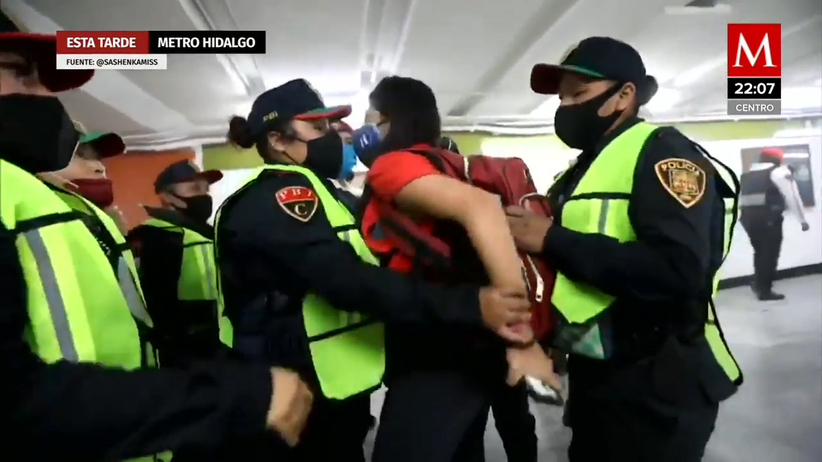 Fotógrafas son agredidas y detenidas por policías en metro de la CdMx