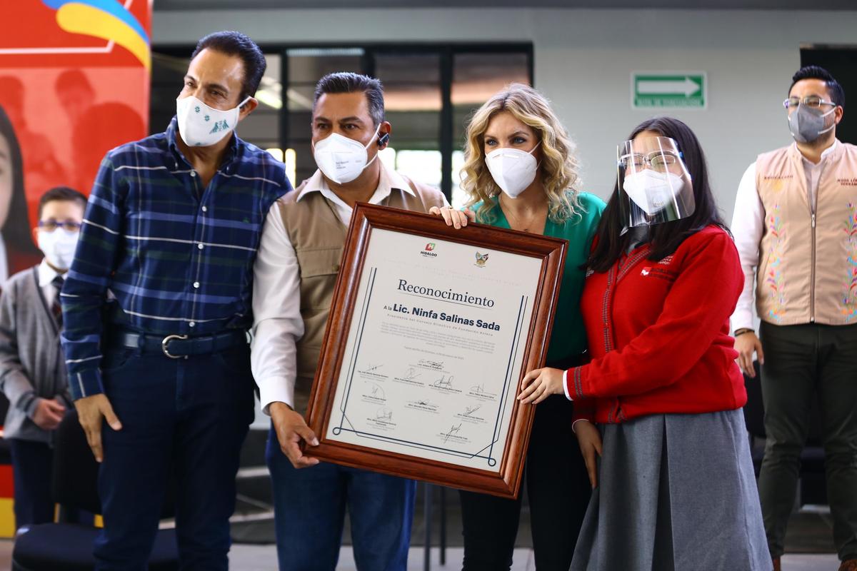 El gobernador Omar Fayad y funcionarios de Fundación Azteca en Tepeji. (Especial)