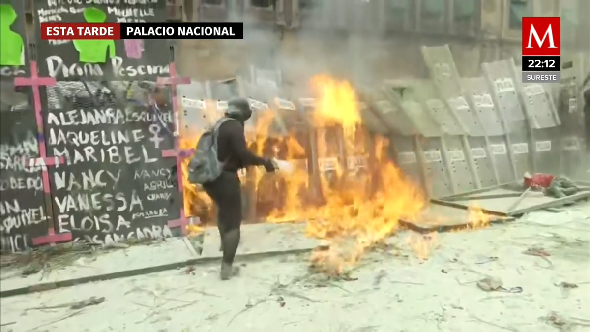 Manifestantes incendian escudos de mujeres policías