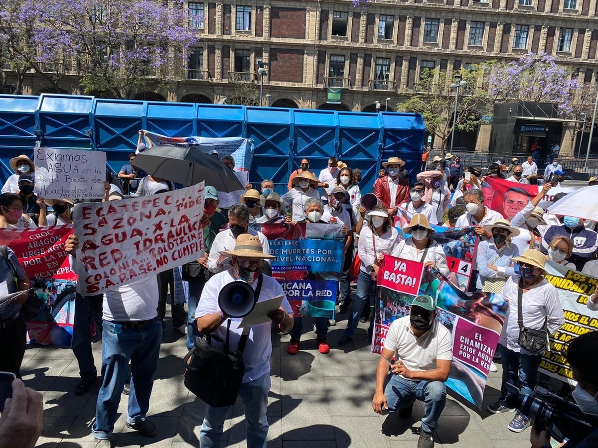 Los manifestantes piden que sea recibida una comisión para establecer una mesa de trabajo | César Velázquez