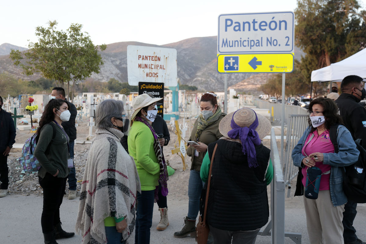 Desde el panteón numero 2 de Torreón se estará atendiendo a las familias que gusten acompañar el proceso. | Mauricio Román