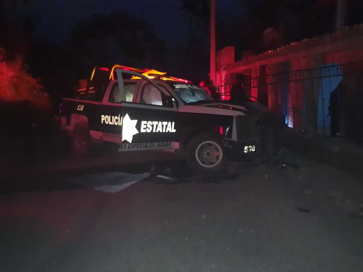Paramédicos y elementos de seguridad acudieron al lugar para atender a los heridos. (Rogelio Agustín Esteban)