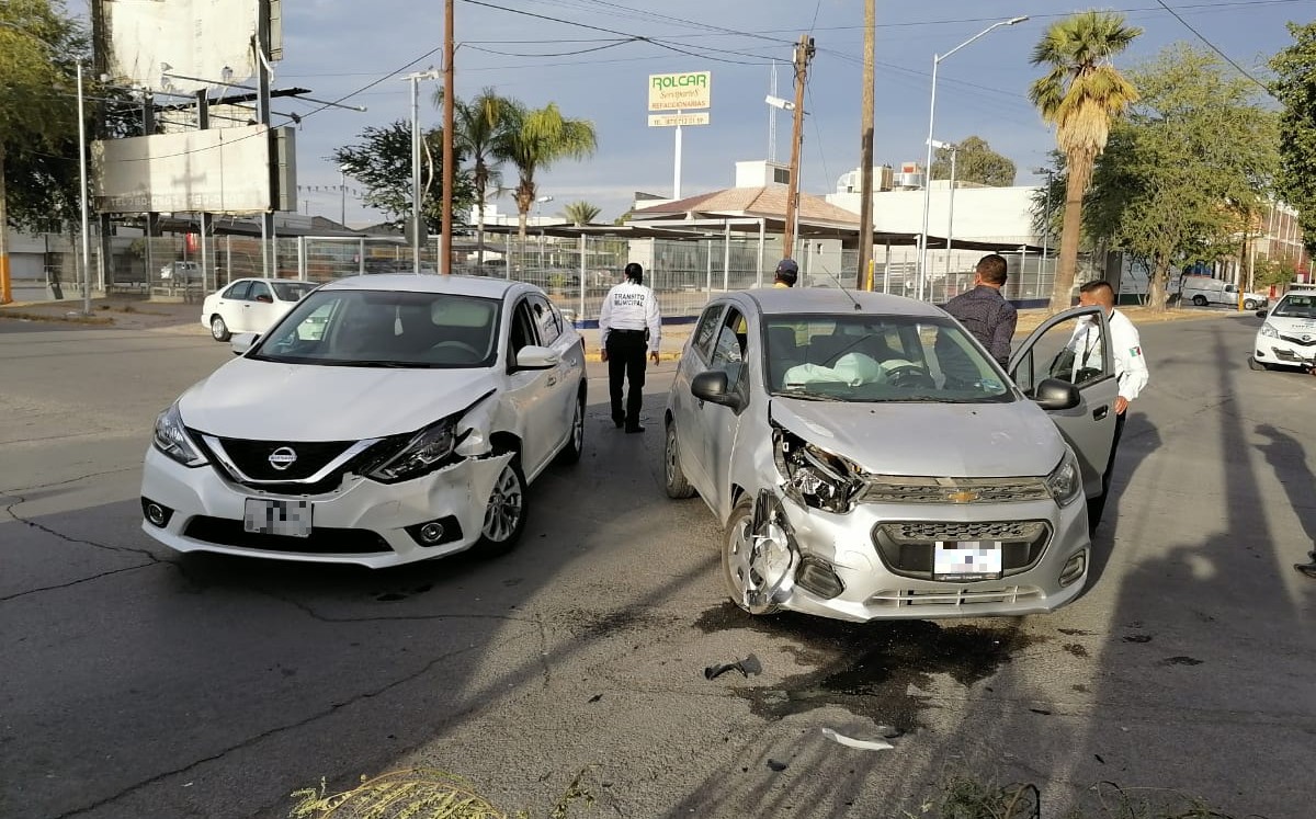 El percance vial ocurrió en el cruce de la avenida Abasolo y la calle Blanco. (Milenio Digital)
