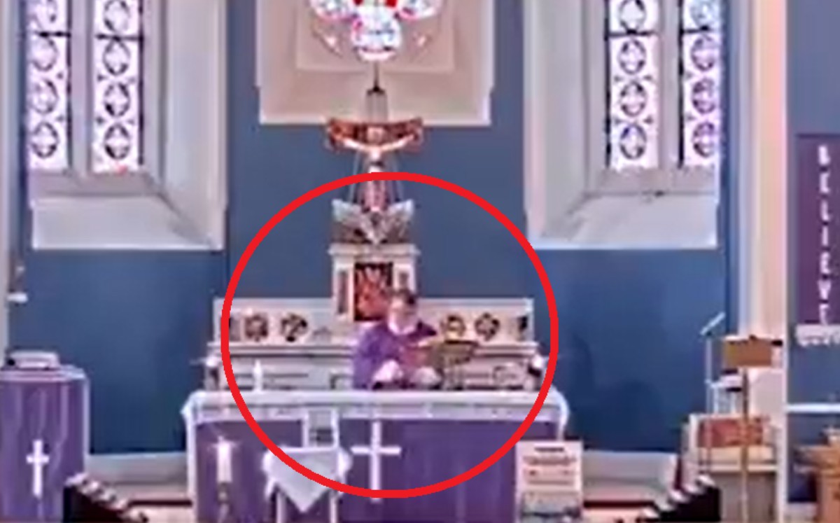 Sacerdote reproduce por error música rap en plena misa virtual. (captura)