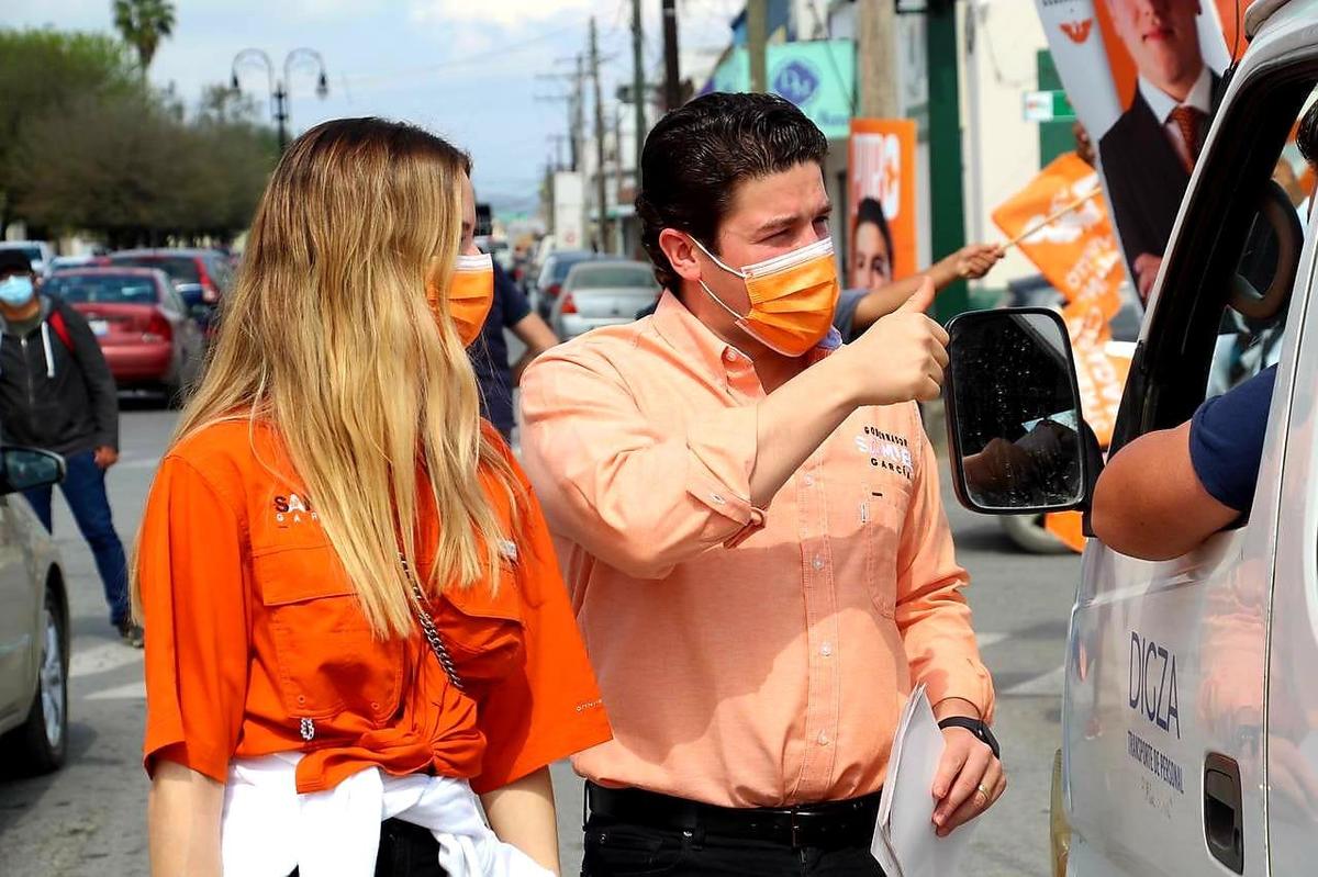 Samuel García y su esposa, Mariana Rodríguez, en una gira por el sur del estado. Foto: Especial.