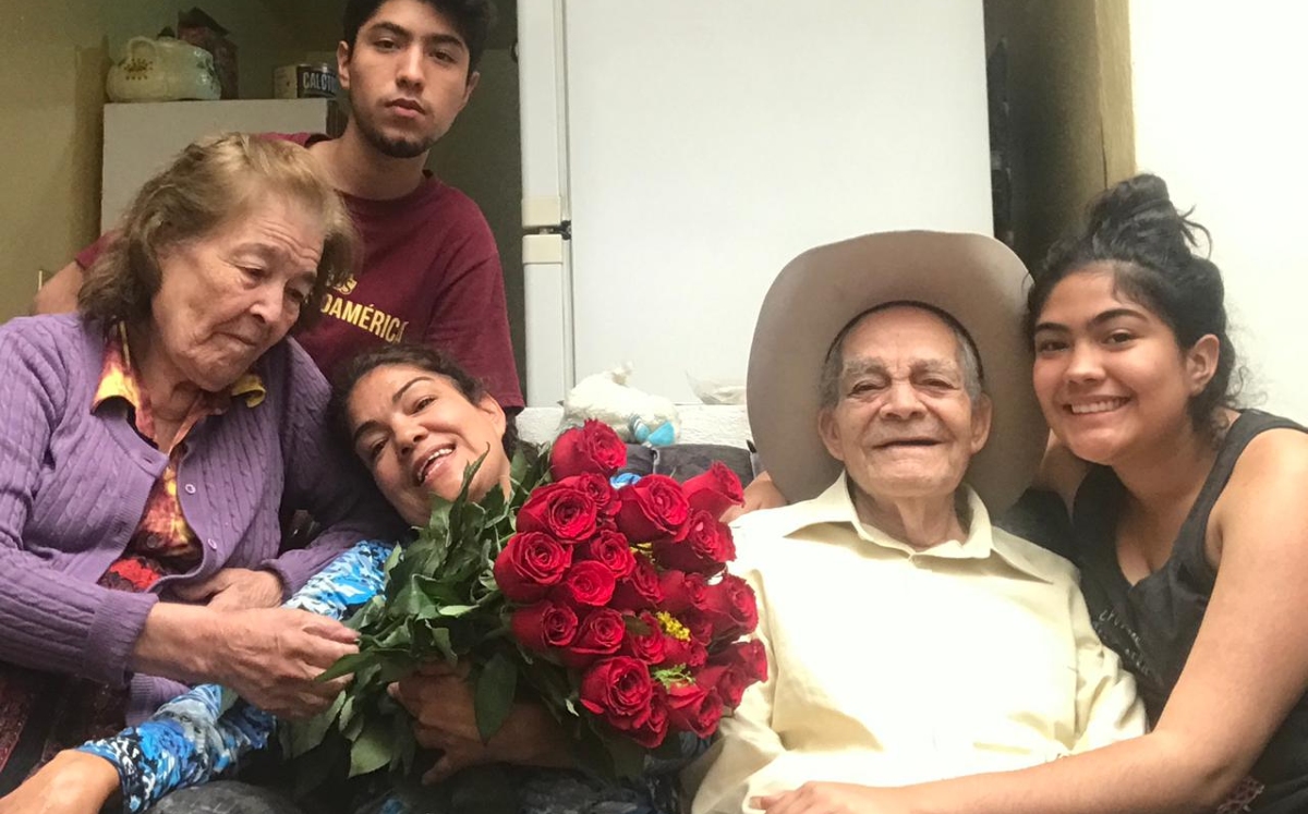 Fue muy diferente con sus abuelos don José y doña Ramona, que fallecieron en casa, también por covid-19. (Especial)