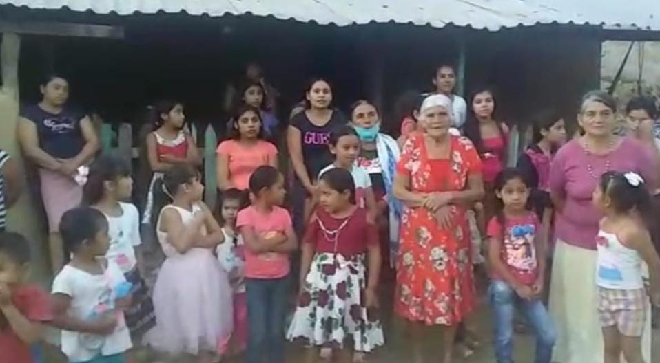 Adultos mayores, mujeres y niños de la comunidad solicitan el apoyo al presidente Andrés Manuel López Obrador. (Rogelio Agustín Esteban)