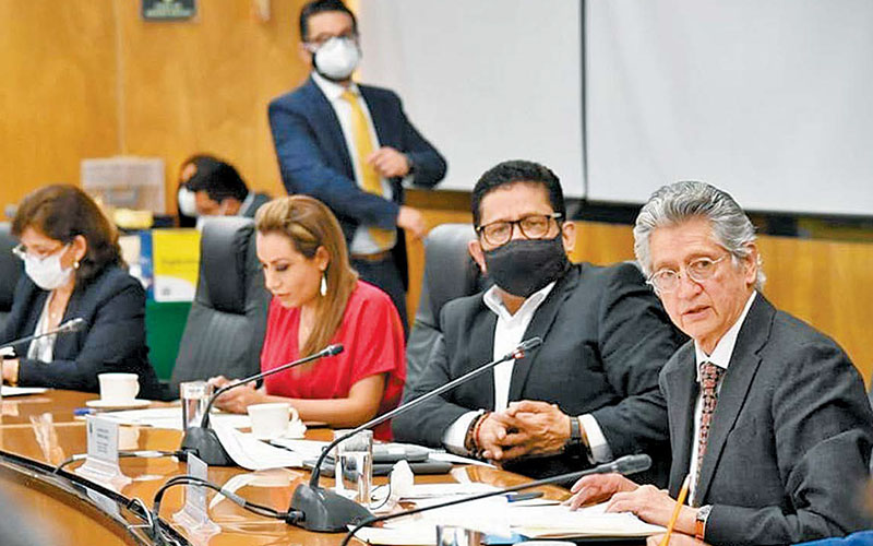 El auditor especial (sin cubreboca) en su encuentro con diputados. (Especial)
