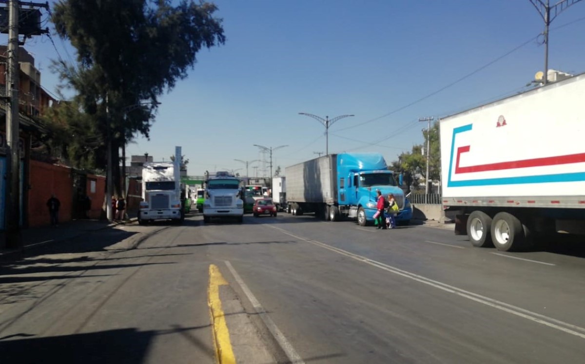 Cientos de autos quedaron varados en Periférico. | Enrique Luna