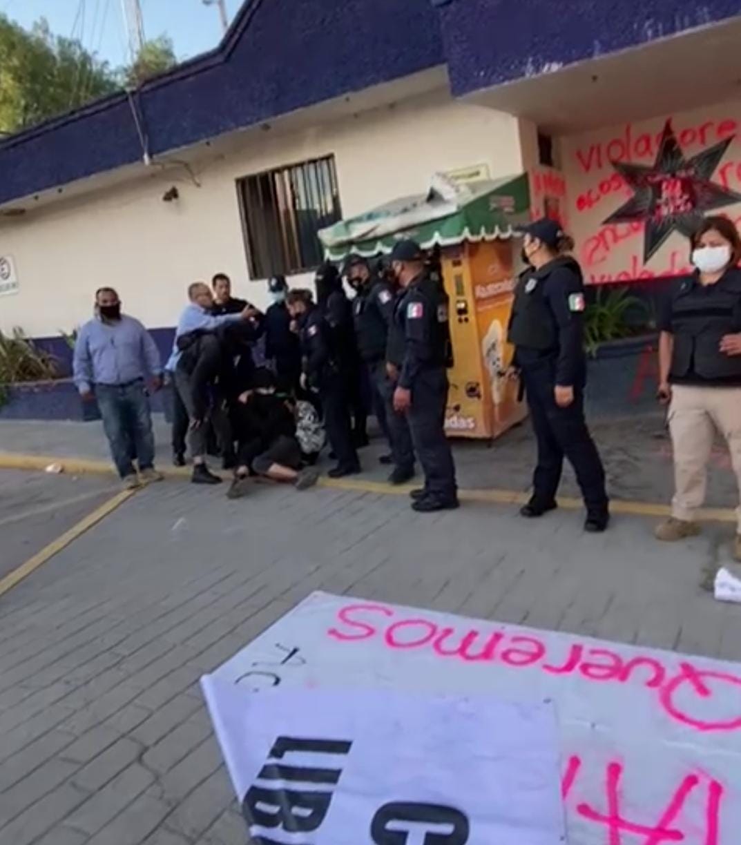 Feministas son rodeadas por elementos de la policía municipal de Tepeji. (Cortesía)