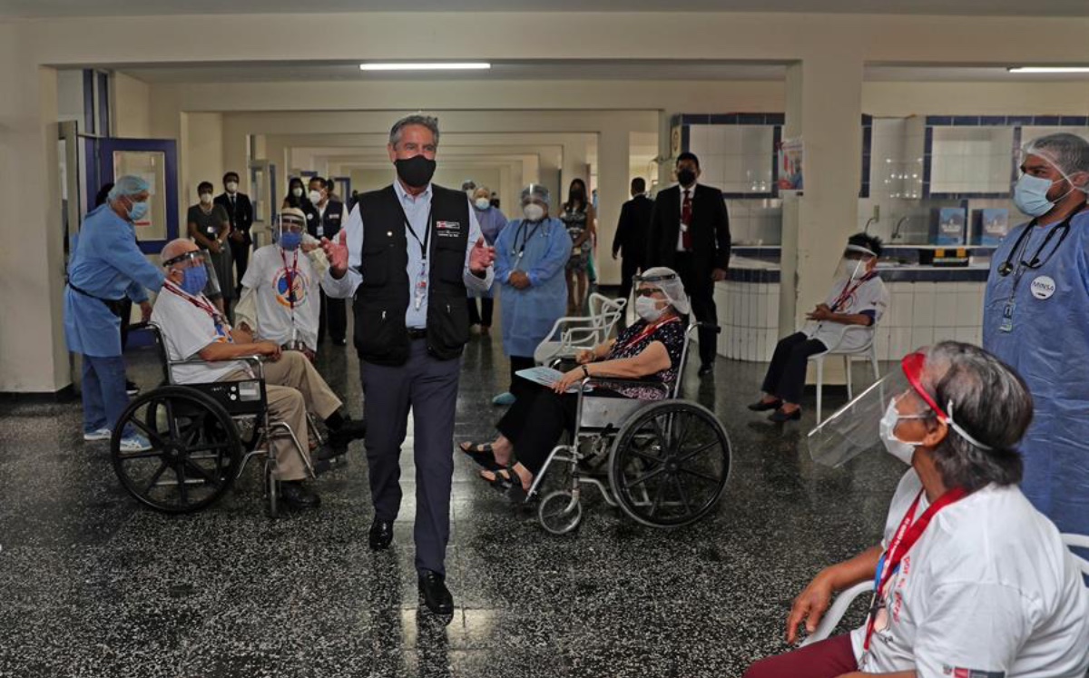 Francisco Sagasti durante una visita al Hogar Canevaro de adultos mayores para verificar el proceso de vacunación contra covid-19, en Lima. (EFE)