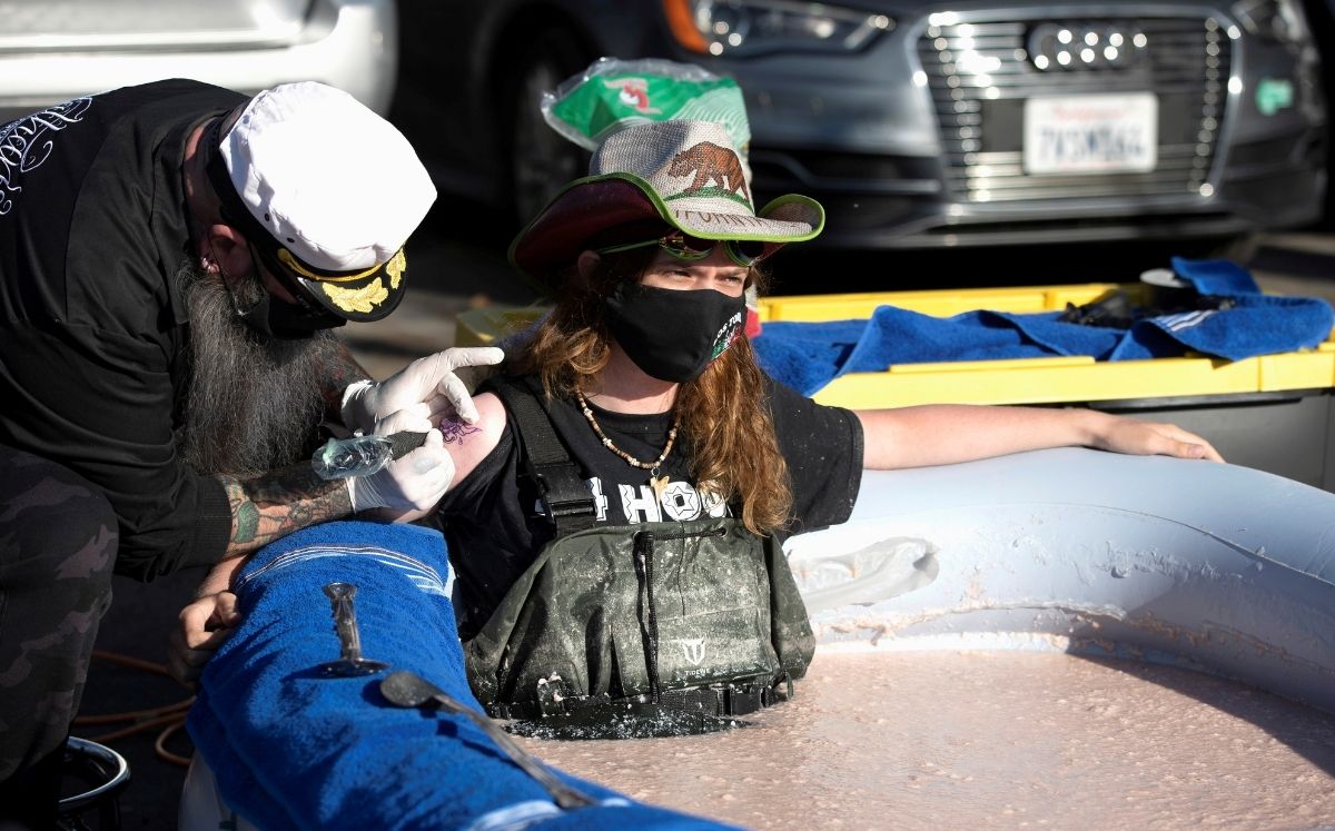 Hunter Ray Barker se tatúa el logo de 'Los Toros Mexican Restaurant' mientras se sumerge en dip de frijoles, Foto: REUTERS