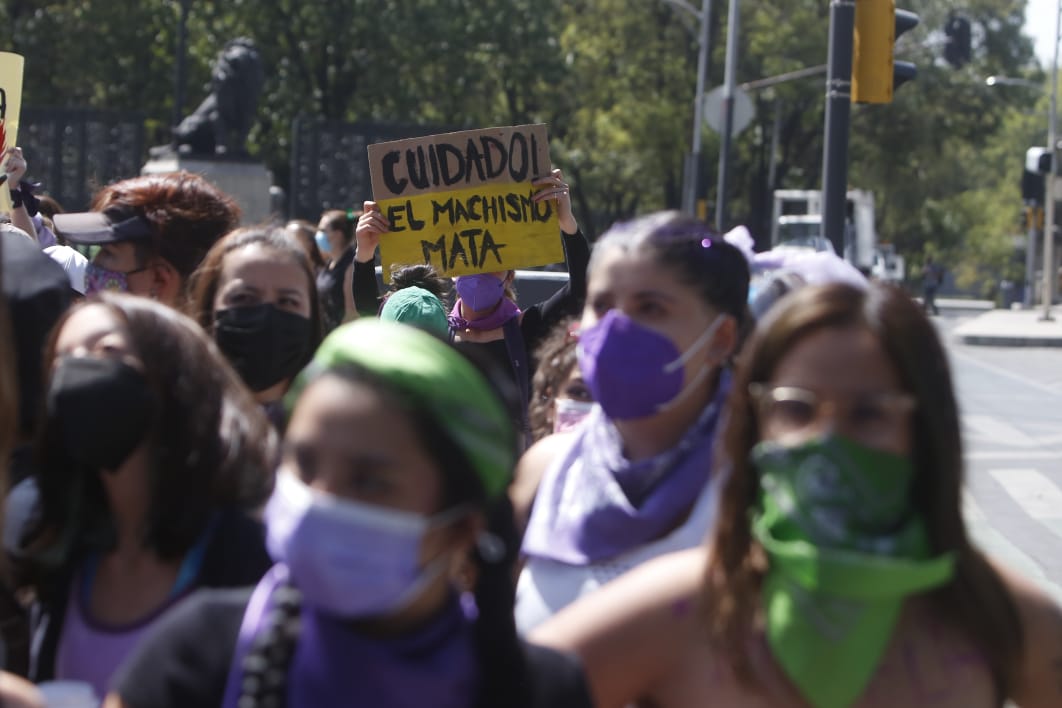 El lunes fueron varias mujeres las que marcharon por las calles de la CdMx por el 8M. | Ariana Pérez