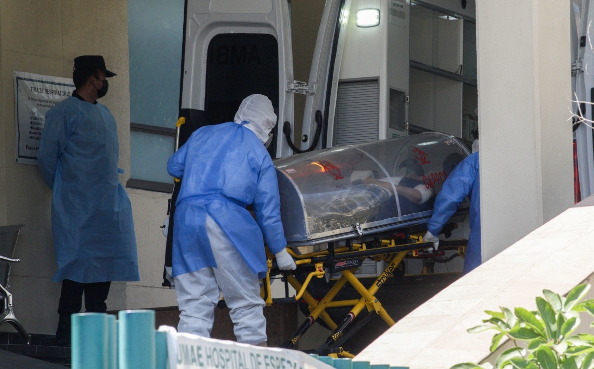 Un paciente con síntomas covid-19 es ingresado al Hospital Centro Médico Nacional Siglo XXI. (Cuartoscuro)
