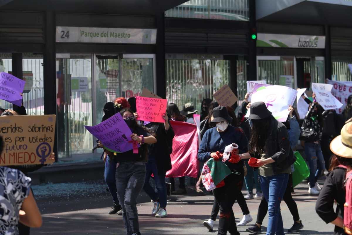 Paso del contingente feminista por la estación de Tuzobús durante marcha 8M en Pachuca. (Jorge Sánchez)