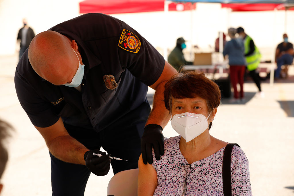 Personal de policía administrando la vacuna contra Covid-19 en Los Ángeles.