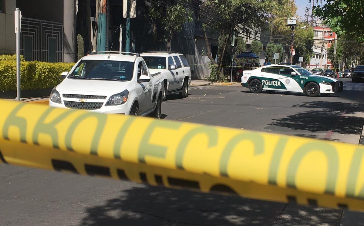 Policías de CdMx investigan los hechos y buscan al presunto asaltante. (Especial)