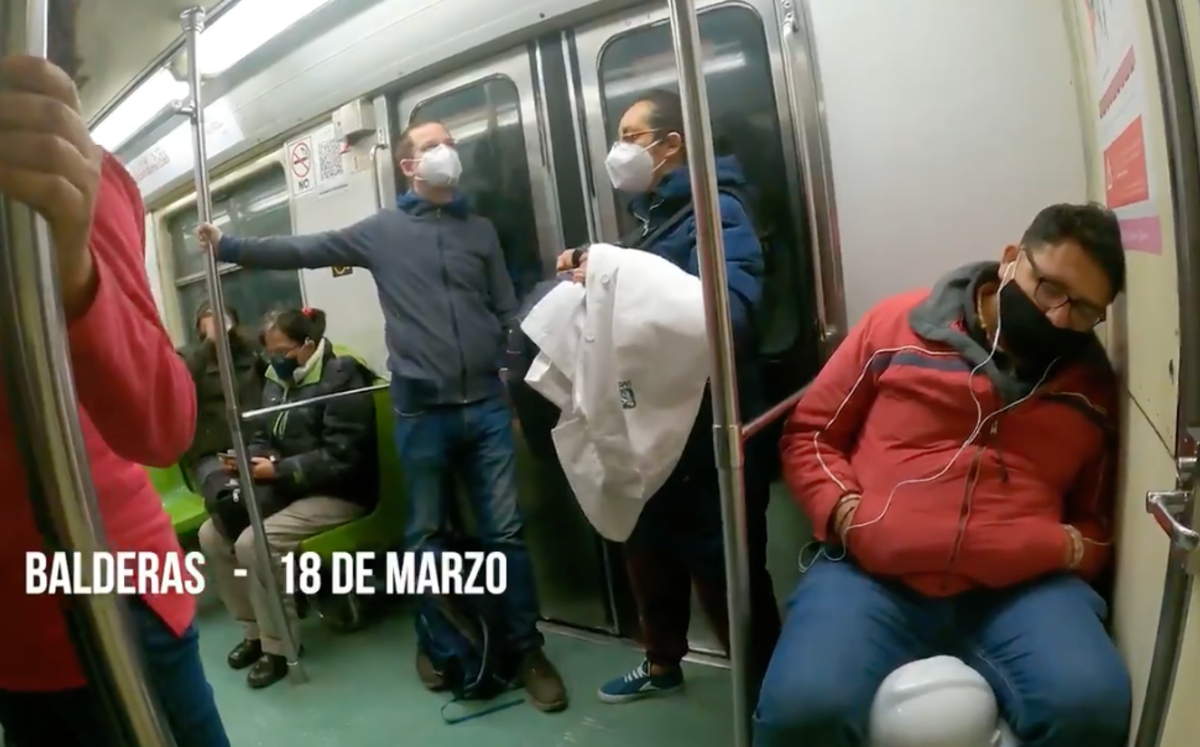 Ricardo Anaya acompaña a trabajadora del IMSS en el Metro.