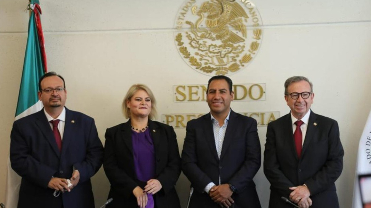 Rinden protesta tres senadores suplentes tras solicitud de licencia de legisladores
