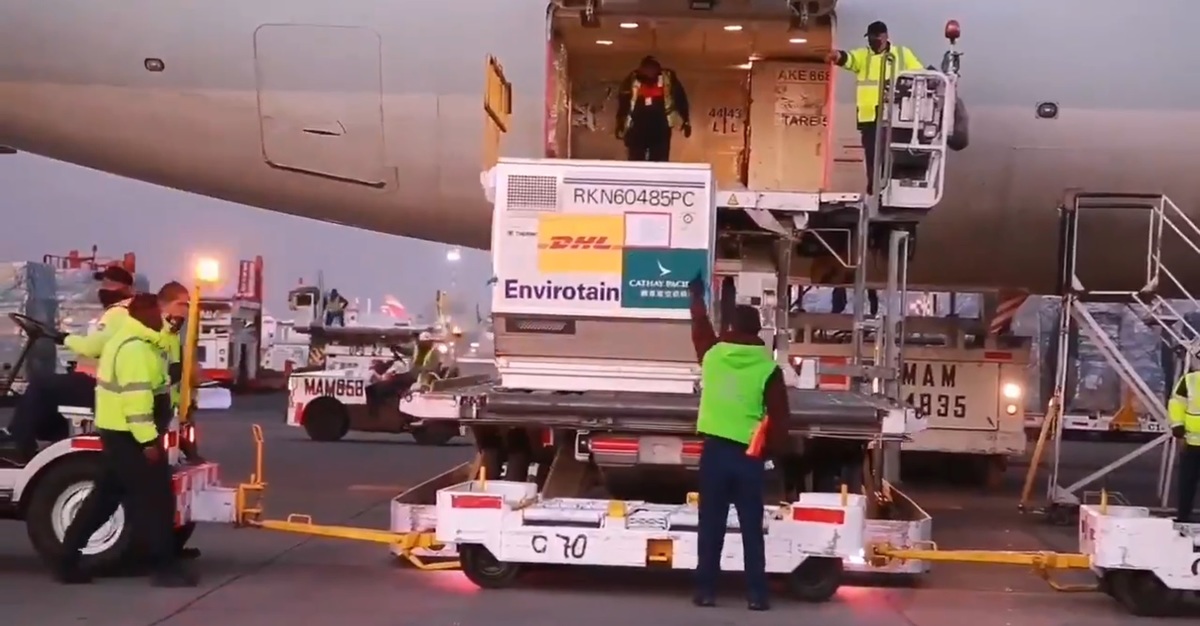 Las dosis llegaron esta madrugada al AICM./ Twitter @m_ebrard