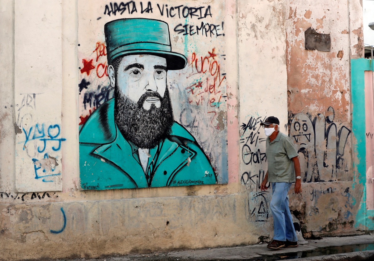 Una persona con tapabocas camina por una calle de La Habana, Cuba | EFE