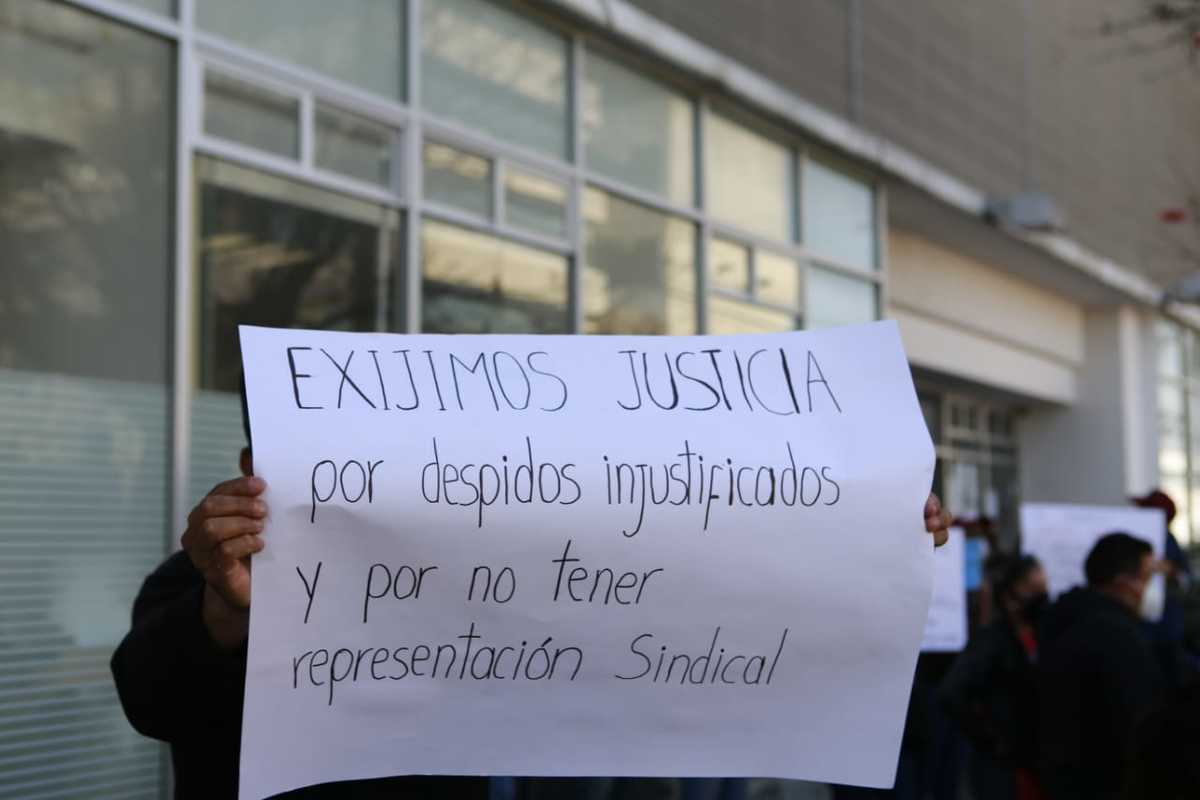 Trabajadores de Mondelez se manifiestan en las instalaciones del Tribunal de Arbitraje del Estado de Puebla. (Andrés Lobato)