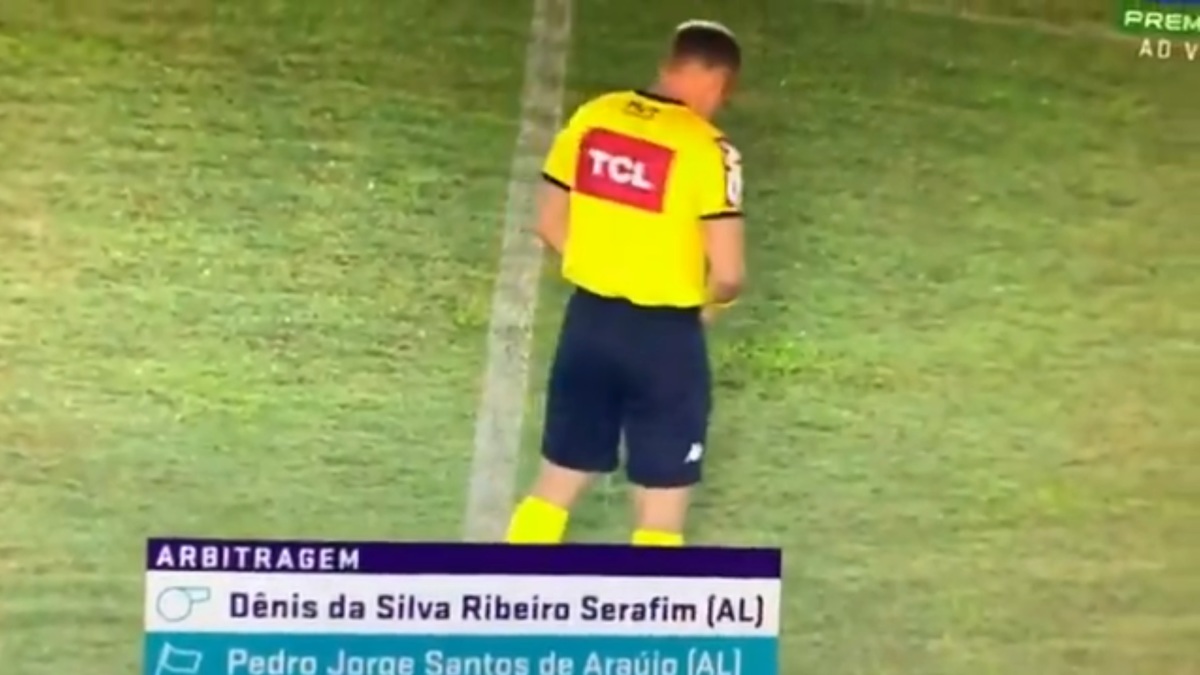 Árbitro orina en medio de la cancha en Brasil (Especial)
