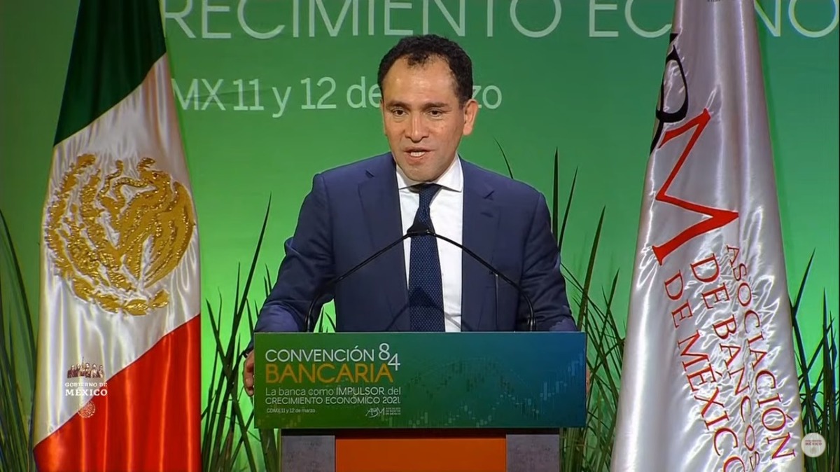 Arturo Herrera, Secretario de Hacienda durante su participación en la 84 Convención Bancaria