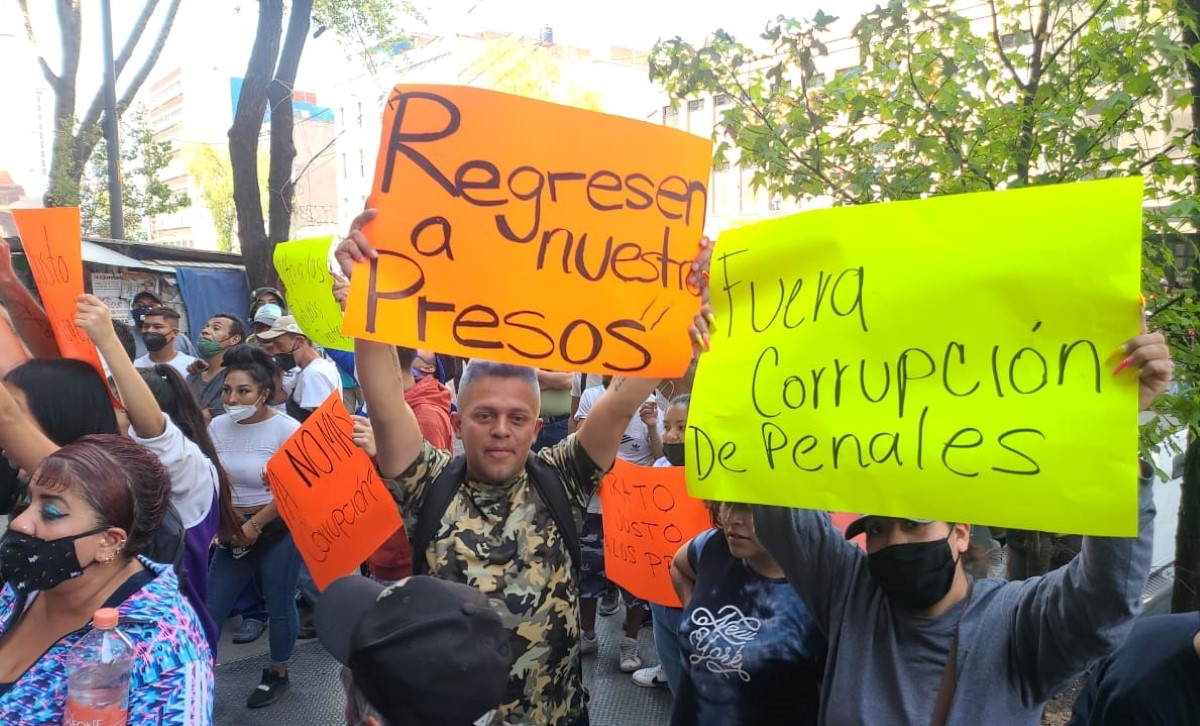 Familiares de reos protestan frente a Sistema Penitenciario de CdMx.  | Ramón Ramírez