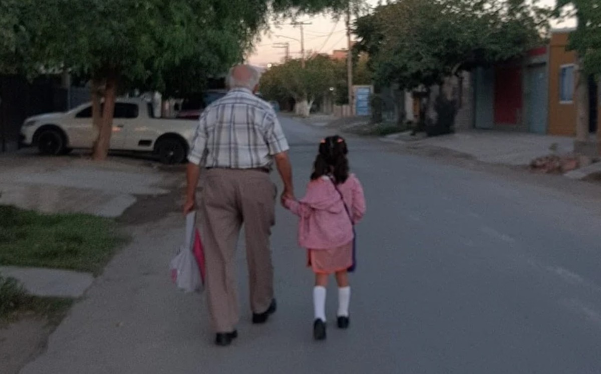 Foto de abuelito llevando a su bisnieta a la escuela tras un año de pandemia se vuelve viral. (Facebook)