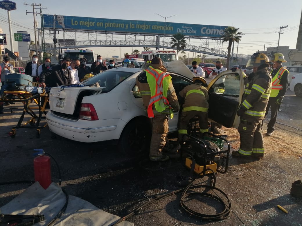Fue necesario cortar las dos puertas de la unidad para proceder. (Especial)