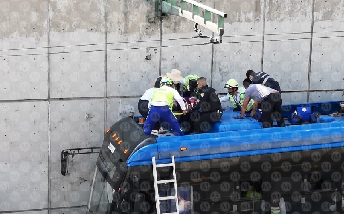 Paramédicos estabilizan a la mujer, quien aparentemente se encuentra en estado inconveniente. (Jorge Becerril)