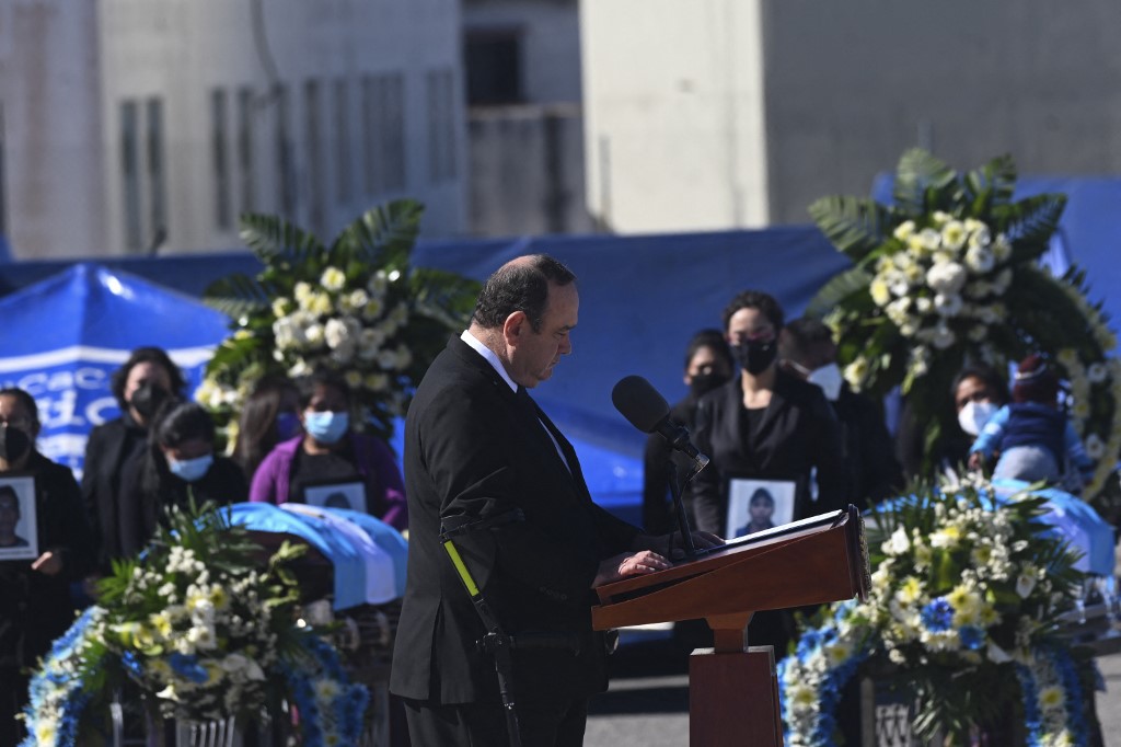El presidente de Guatemala, Alejandro Giammattei, recibiendo los cuerpos de los migrantes de Camargo. (AFP)