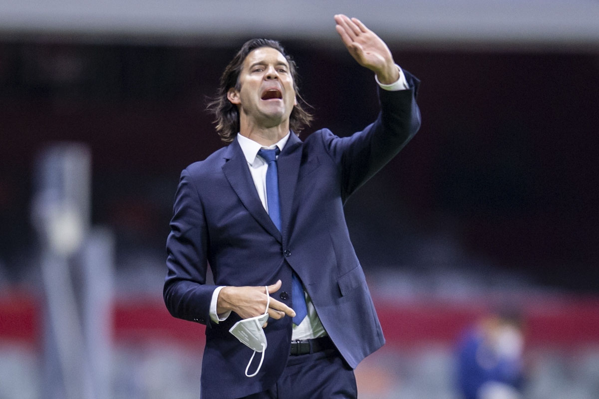Santiago Solari da indicaciones en un partido de América (Mexsport)