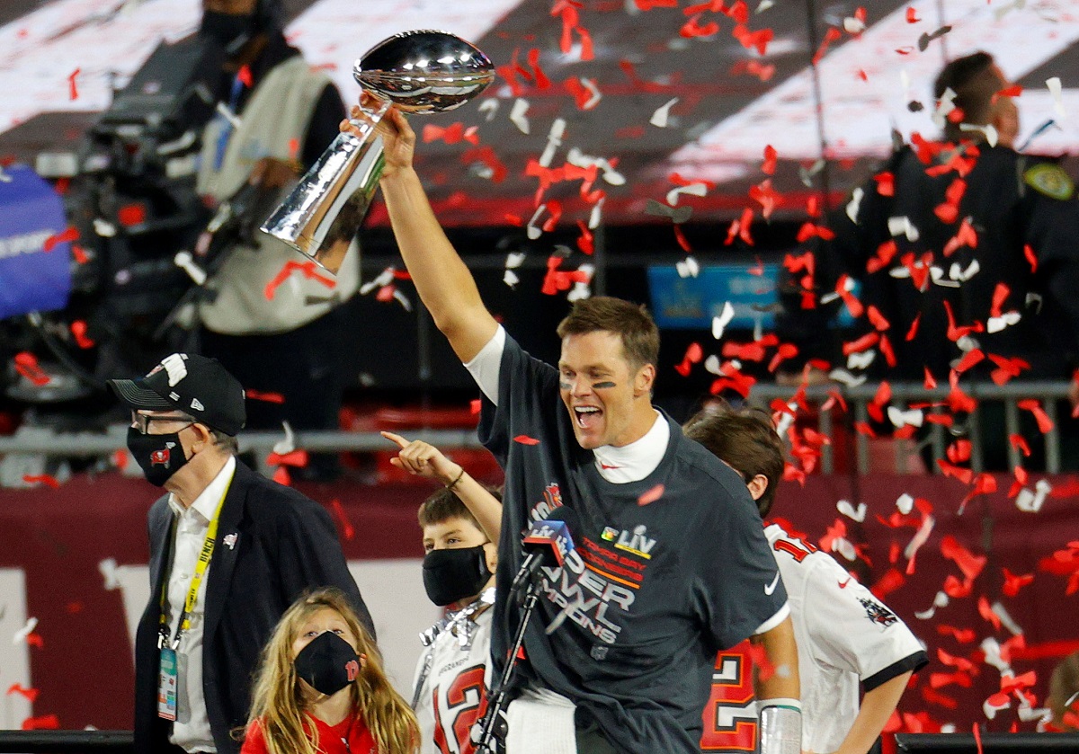 Tom Brady en festejo tras ganar el Super Bowl 2021 (Reuters)